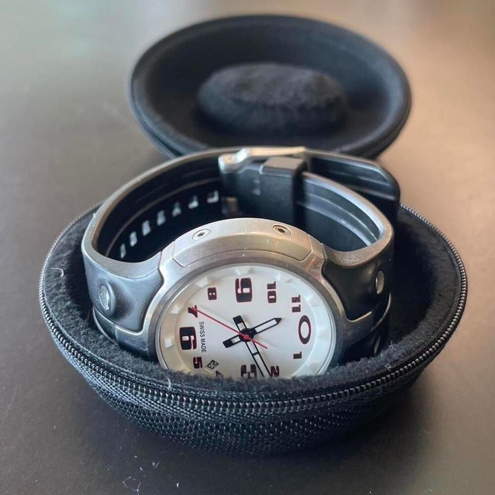 Oakley Men's Watch - Picture 4 of 4